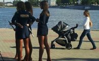 러시아 여경, 섹시한 제복에 하이힐까지…러 내무부 "치마 길이 단속할 것"