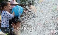 [포토]물놀이 즐기는 어린이