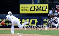 [포토]윤석민,'살짝 먹힌 행운의 적시타'