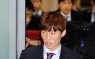 [포토]입국하는 김보경,'선수들 사인볼 옆구리에 끼고'