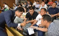 [포토]유가족들과 의견나누는 김광진 의원