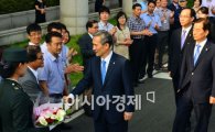 [포토]직원들과 인사하는 김관진 전 국방부 장관