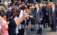 [포토]마지막 인사하는 김관진 전 장관