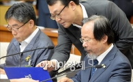 [포토]보고 받는 이주영 장관