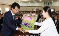 [포토]축하 꽃다발 받는 김 성 장흥군수