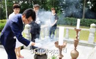 [포토]충혼탑에서 헌화·분향하는 김 성 장흥군수