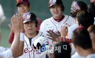 [포토]강정호,'연타석 홈런 봤지!'