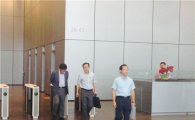 수요회의 온 삼성 사장단, 반팔 셔츠 입고 출근