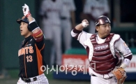 [포토]선제 투런포 날린 황재균