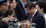 [포토]꽃다발 받는 시진핑 주석