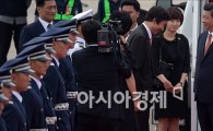 [포토]시진핑 주석 영접하는 윤병세 장관