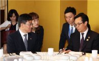 [포토]윤상직 장관, 中 상무부장과 한-중 FTA 논의