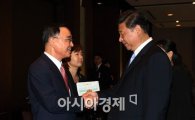 [포토]정홍원 총리-시진핑 주석 '반갑습니다' 
