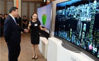 [포토]시진핑 "OLED TV 굉장히 얇네요"