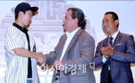 [포토]도니 로랜드 양키스 부사장과 악수하는 박효준