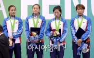 [포토]사부르 단체 은메달 수상하는 여자대표팀