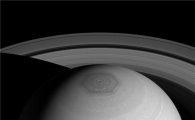토성의 신비로운 세 가지 모습…시선 집중