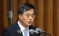 文정부 '첫 경제사령탑' 김동연은 누구?
