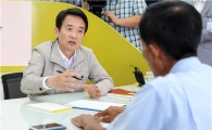 [포토]도민의 민원에 귀 기울이는 남경필지사
