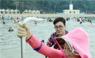 [포토]함평돌머리해수욕장에서 뱀장어 잡는 관광객