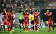 [포토]기뻐하는 서울 FC,'수퍼매치 승리했어요'