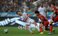 [포토]상대 파울에 넘어지는 수원 김두현