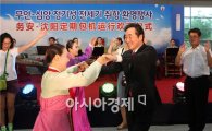 [포토]중국관광객과 춤을 추는 이낙연 전남지사