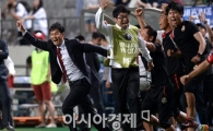 [포토]환호하는 최용수 감독,'8강은 우리가 간다!'
