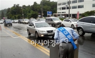 [포토]유권자들에게 고개숙여 인사하는 서갑원 후보