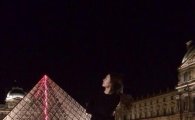 '어벤져스2' 수현, 파리 루브르박물관 앞 셀카…영화 속 한 장면?