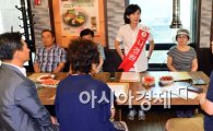 [포토]동작구 외식업중앙회 회원들과 대화하는 나경원 후보