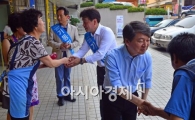 [포토]주민들에게 지지호소하는 안철수-기동민