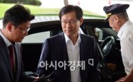 [포토]취재진 질의에 묵묵부답하는 김진태 검찰총장