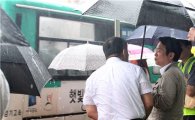 [포토]비오는 아침 버스정류장찾은 남경필지사