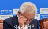 [포토]안경 고쳐쓰는 김한길 새정치민주연합 공동대표
