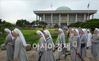 [포토]조용히 행진하는 수녀님들