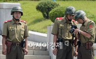 [포토]사진확인하는 북한군 병사