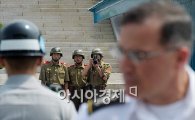 [포토]유엔군사령관 사진찍는 북한군