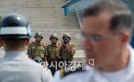 [포토]유엔군사령관 사진찍는 북한군