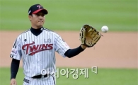 [포토]신정락,'폭투로 실점 위기를 자초하다니..'