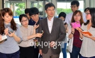 [포토]취재진에 둘러싸인 백수현 삼성전자 전무, 삼성전자-반올림 5차 협상 돌입