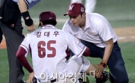 [포토]타구 맞고 교체되는 넥센 김대우