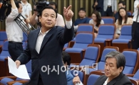 [포토]손 짓하는 이완구 원내대표