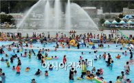 [포토]정남진 장흥 탐진강변 수영장도  북적