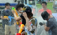 [포토]더위에는 물총싸움