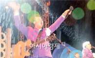 [포토]장미여관 우중 열창~정남진 장흥 물축제 절정