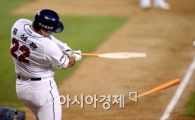 [포토]홍성흔,'배트 부러뜨리며 추가 2타점 적시타'