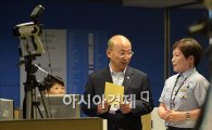 [포토]인천공항서 에볼라 검역 점검하는 문형표 장관