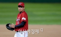 [포토]박수치는 임준섭,'8이닝 2실점 호투했어'