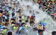 [포토]막바지 더위, 물놀이 즐기는 시민들